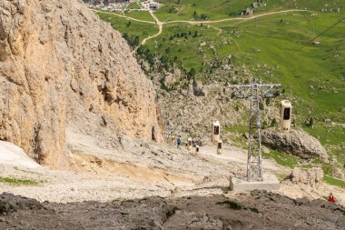 Sassolungo teleferik görüntüsü, telekabin gücü del sassolungo, yaz boyunca tabut kaldırma. Arka planda Sassolungo Dağı var. Ünlü turistik mekan. 14 Temmuz 2024, Sellajoch, İtalya