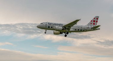 22 Ağustos 2024, Brüksel, Belçika. Uçakta görüntüler, Brüksel Havayolları 'ndan 00-SSA numaralı uçaklar. Airbus A319-111 Brüksel Havayolları tarafından işletiliyor. Brüksel Havaalanına iniyor.