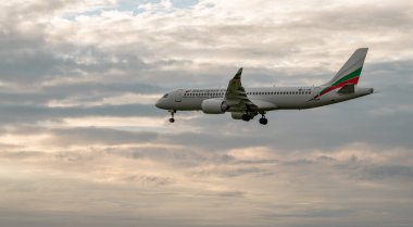 22 Ağustos 2024, Brüksel, Belçika. Uçakta, Bulgar Hava Yolları 'ndan LZ-AMS numaralı uçaklar görülüyor. Airbus A220-300 Bulgaristan Havayolları tarafından işletiliyor. Brüksel Havaalanına iniyor.