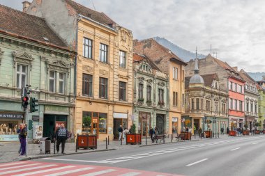 31 Ekim 2024, Brasov, Romanya. Strada Mureenilor, Braov 'un ana caddesi. Millet, turistler yan yolda yürüyor. Transilvanya 'daki bazı eski binalara bir göz atın. Güzel, ünlü, turistik bir yer.