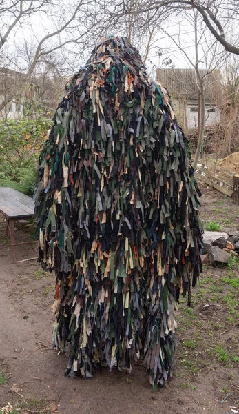 Человек Камуфляжной Сетке Кикиморы Сотканной Добровольцами Обрывков Ткани Русско Украинская Стоковое Фото
