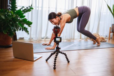 Uzman bir Asyalı öğretmenin Sanal Sınıfı ile çekilen Yoga Mutluluğunu Deneyin