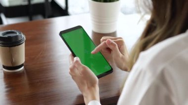 İşyerinde Çoklu Görev, Yeşil Ekranda Çalışırken Telefonu Kullanan Genç Kadın