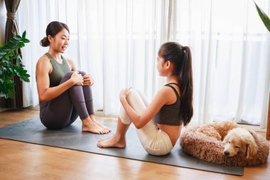 Çocuğunuzla olan bağınızı, Asyalı bir anne ve kız ile yoga yaparak güçlendirin.