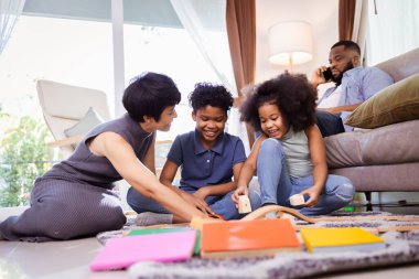 Evde Oynayan Çocuklu Mutlu Siyah Aile, Ebeveynlik ve Yaşam Tarzı İçeriği İçin İdeal