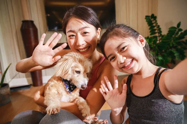 アジアの教師と少女のバーチャルヨガの実践で心と調和を体験 — ストック写真