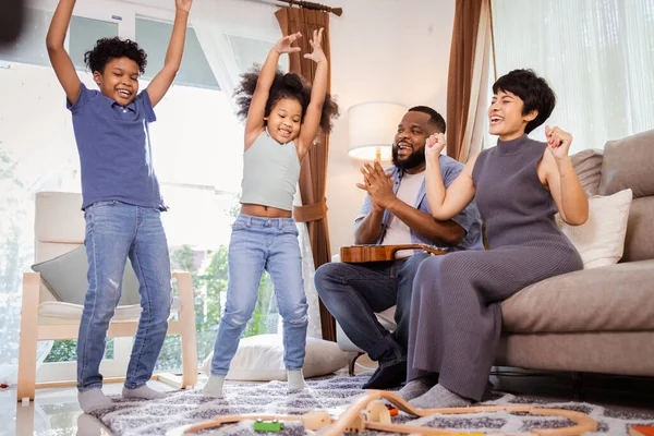 アフリカ系アメリカ人の家族が自宅で踊る瞬間 ライフスタイルに最適 Conten — ストック写真