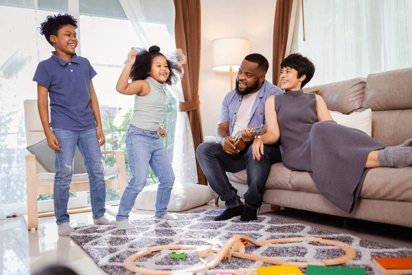 幸せなアフリカ系アメリカ人家族 両親がリビングルームで一緒に踊る — ストック写真