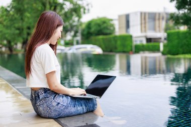 Business Woman kırsal bir otelde havuz kenarında hisse senedi ticareti yapıyor. İş Yatırımcısı, Emlak