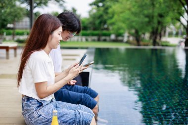 Çalışan Tatil, Mutlu İş Çifti Havuz kenarında İşbirliği Yapıyor