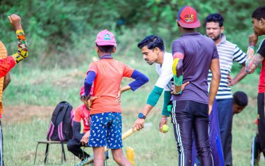 Parkta yürüyen bir grup insan