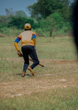 Beyzbol oyuncusu golf oynuyor.