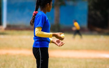 Sahilde top oynayan genç bir adam.