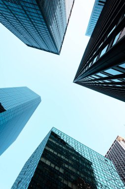New York, ABD 'deki yüksek binalar sokak seviyesinden yukarı bakıyor.