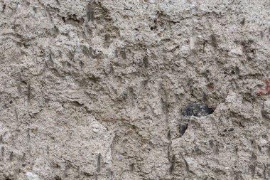  Kısmen kırmızımsı bir duvardaki pürüzlü dokular, yüzey düzensiz.. 