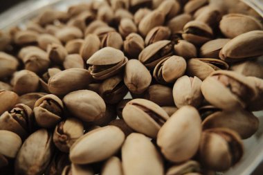 Ma 'amoul hurma, şam fıstığı ya da ceviz (özellikle badem, incir ya da başka dolgu malzemeleriyle doldurulmuş küçük kurabiyelerden oluşur.).