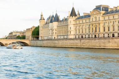 Paris Bot Quai des Orfvres