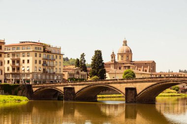 Arno nehri ile Floransa şehrinin manzarası 