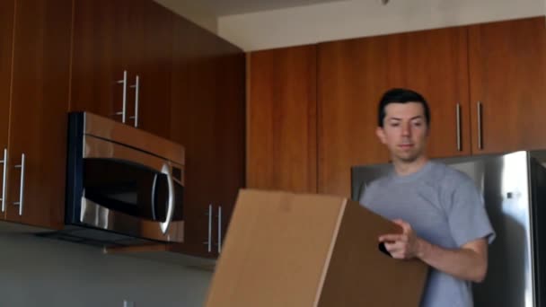 Jonge Huiseigenaar Saving Verhuist Naar Huis — Stockvideo