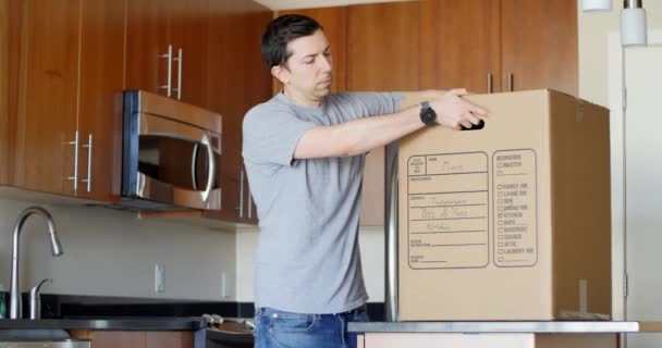 Frustrovaný Muž Odstěhuje Domova Vystěhování Koncepce Inflace Dluhu Bydlení — Stock video