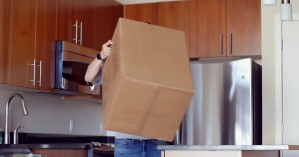 Yeni Sahibi Mutfağa Kutuları Taşıma Amerikan Rüyası Konsepti — Stok video
