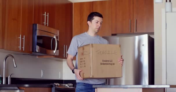 Millennial Muda Primer Apartamento Después Universidad Concepto Alquiler Inflación — Vídeo de stock