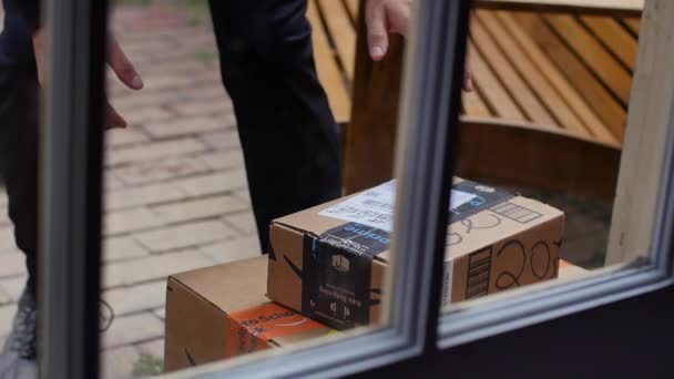 Άνθρωπος Κλέβει Amazon Κουτιά Και Δώρα Από Σπίτι Κατά Διάρκεια — Αρχείο Βίντεο