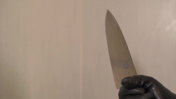 Gruseliges Halloween Messer Von Mann Mit Lederhandschuh — Stockvideo