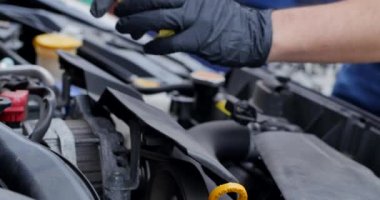 4K Tamirci Eller Araç Motoru Kapatma Üzerinde Çalışıyor