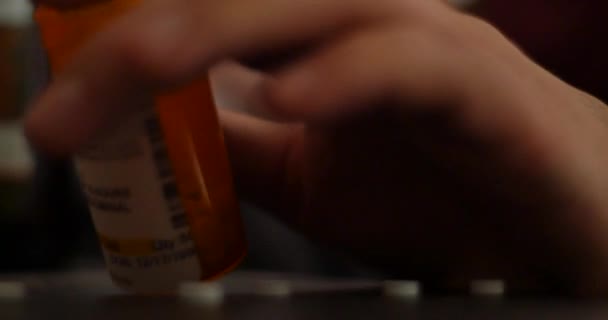 Nahaufnahme Griff Nach Pillen Drogen Und Opioid Missbrauch Konzept — Stockvideo