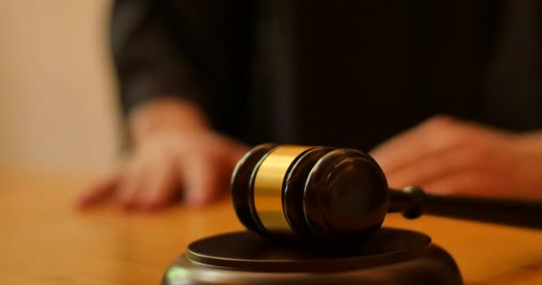Засуджений Владний Суддя Ґевелом — стокове відео