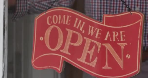 Lokale Zakelijke Eigenaar Closing Business Sign — Stockvideo