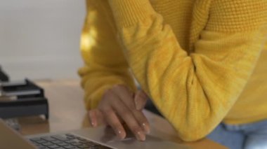 Genç Afrikalı Amerikalı Öğrencinin İnternette Diz üstü bilgisayarında Farklı Yaşam Tarzında Sörf Yaparken Oto Çekimi