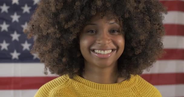 Mulher Afro Americana Sorri Com Bandeira Americana — Vídeo de Stock