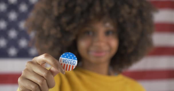 Mulher Afro Americana Votando Eleição Presidencial Conceito Liberal Democrático — Vídeo de Stock