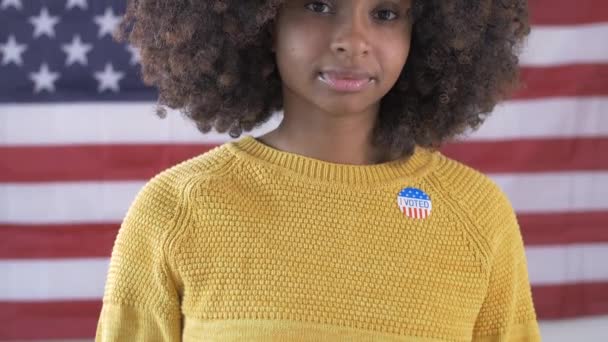 Junge Schwarze Frau Wählt Mit Amerikanischer Flagge — Stockvideo