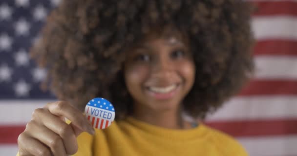 Femme Afro Américaine Avec Vote Autocollant Élection 2020 American Citizen — Video