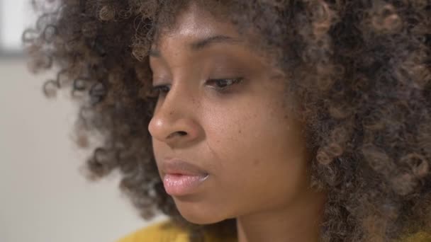 Nahaufnahme Des Gesichts Einer Afroamerikanerin Bei Der Arbeit — Stockvideo