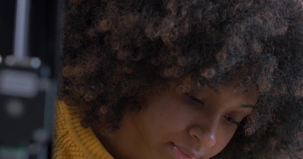 Black Woman Συνεργάζεται Ηλεκτρονικά Μηχανήματα Καινοτομία Και Υπολογιστές Concept — Αρχείο Βίντεο