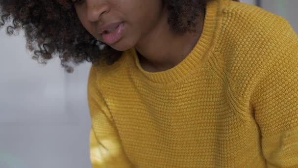Bilgisayar Dan Genç Siyah Kadın Programlama Teknolojisi Donanım — Stok video