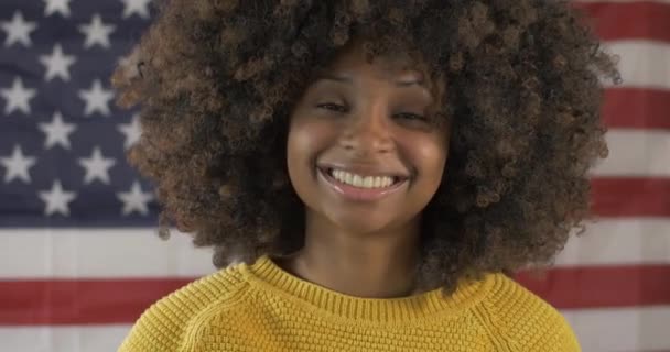 Mujer Joven Negra Con Bandera Estados Unidos Fondo — Vídeo de stock
