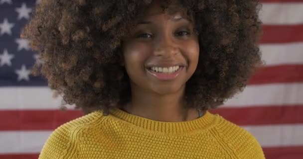 若い黒人女性は私が投票ステッカーを置きます — ストック動画
