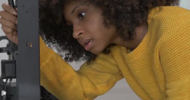 Çok Çalışan Konsantre Genç Kadın Kapatın — Stok video