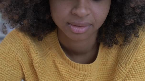 Çok Çalışan Konsantre Genç Kadın Kapatın — Stok video