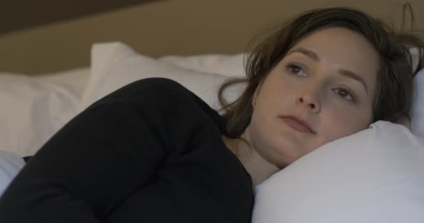 Mujer Cae Lentamente Dormida — Vídeos de Stock