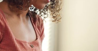 Smartphone 'da Genç İspanyol Kadının Yakın Çekimi