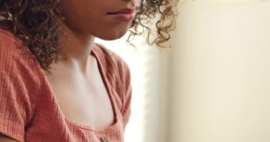 Mutlu Genç Gen Z Kadını İnternet ve Sosyal Medya 'da Kaydırıyor