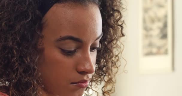 Endişeli Genç Kadın Yüzü Yakından — Stok video