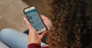 İnternette Amazon Uygulamasıyla Omuzdan Alışveriş Çekimi