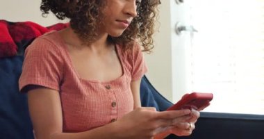 Üzgün Kadın Duygularla Mücadele Ediyor, Kederli